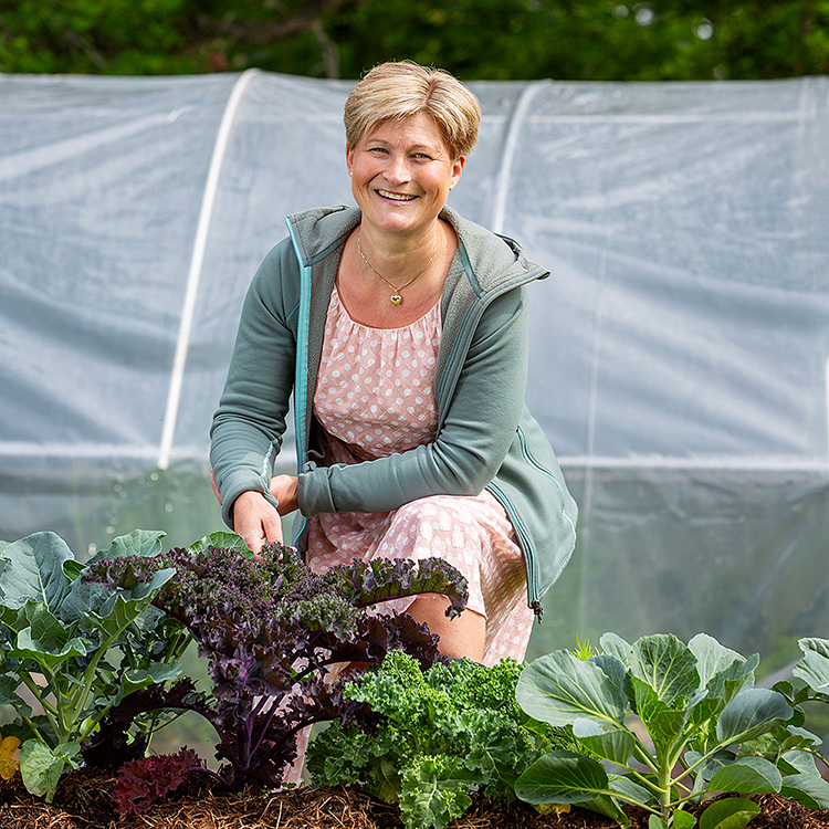 Cecilia planterar i trädgården